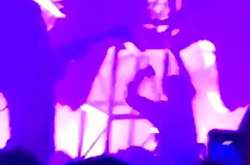 Декорація падає на співака