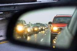 Відсьогодні водії зобов’язані вмикати ближнє світло фар поза містом