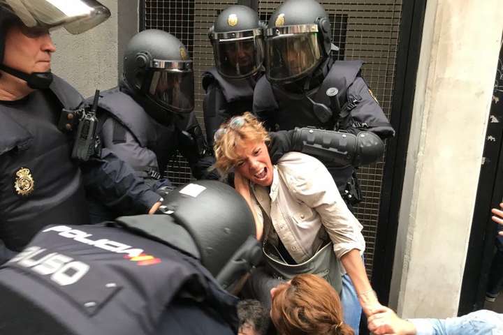 У Каталонії на референдумі про незалежність почалися сутички: фото та відео