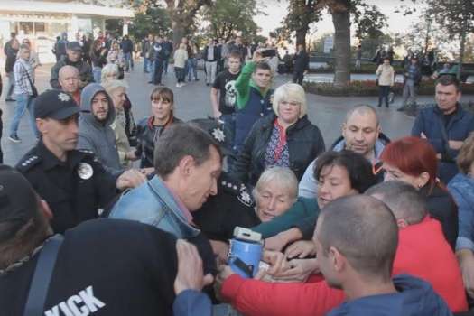 Повернення Саакашвілі в Одесу зібрало нечисельний мітинг, на якому побили інваліда