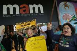 Акция протеста вместо восторга: Бразильского художника обвинили в педофилии из-за «обнаженного» перформанса 