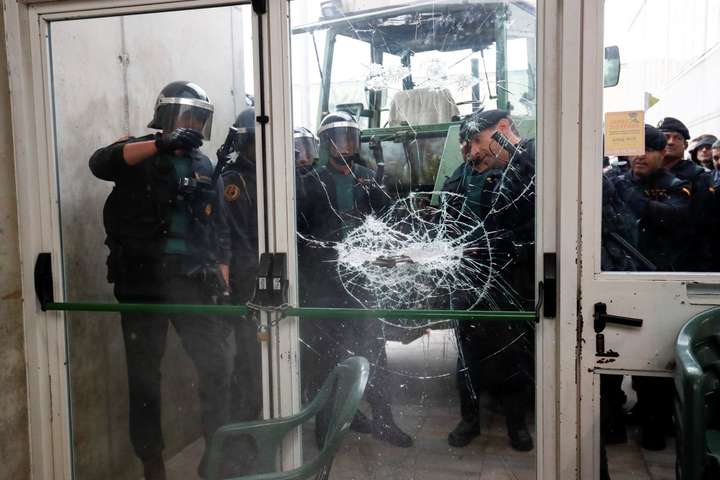 МВС Іспанії заявляє про 431 пораненого поліцейського під час сутичок з прибічниками референдуму