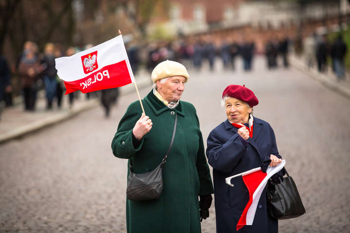 У Польщі офіційно знизили пенсійний вік
