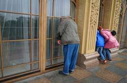 Свадьбы, попойки и китайские туристы: Что происходит в Межигорье без Януковича