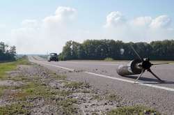  Залишки ракети на дорозі внаслідок вибухів на військових складах в м. Калинівка на Вінничині. 
 Фото: Дмитро Реплянчук/Громадське  