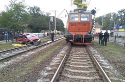 Смертельное ДТП под Киевом: поезд протаранил автомобиль