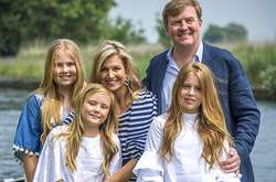 Естественно и без гламура: Королева Максима с дочерьми представили официальные портреты