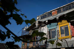 Майже пентхаус. Білорус звів химерний двоповерховий будинок зі сміття