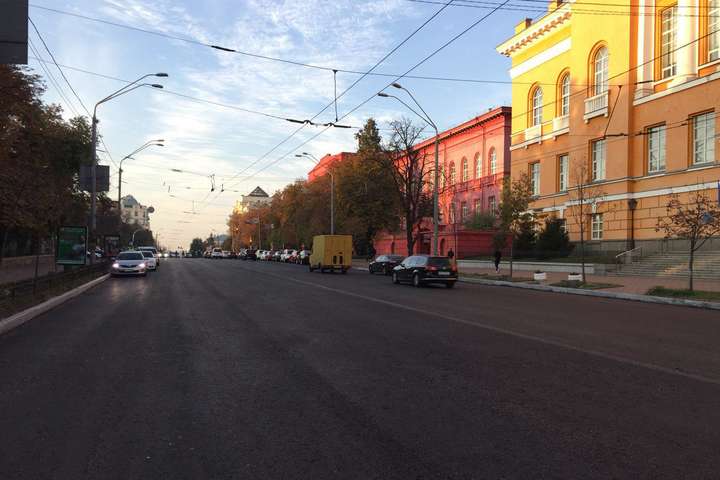 Комунальники поклали асфальт на вулиці Володимирській