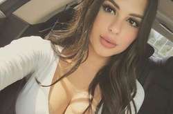 Девушки, любящие делать смелые селфи в машинах