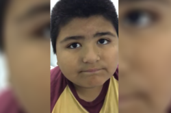 Появилось видео с мальчиком, проглотившим свисток. Теперь он издаёт странные звуки