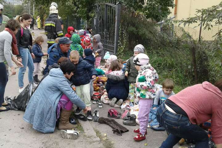 У Львові через пожежу в дитсадку евакуювали 40 дітей