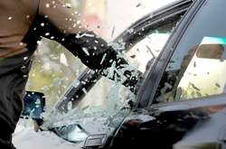  Зловмисники розбили скло в автомобілі потерпілого  