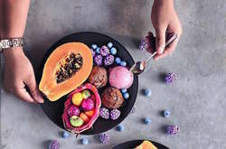 Тинейджер готовит аппетитные вегетарианские десерты, которые поражают своими натуральными яркими цветами 