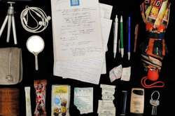 Фотограф показал, что хранится в женских сумочках