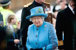 Джорджо Армани хочет заняться стилем Елизаветы II