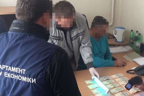 У Києві на хабарі затримали співробітника державного підприємства (фото)