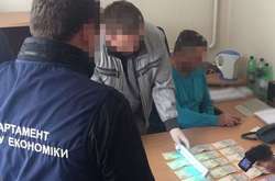 У Києві на хабарі затримали співробітника державного підприємства (фото)