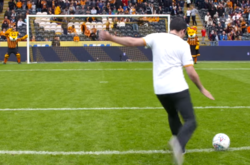 Появилось видео, как болельщик трижды попал в перекладину