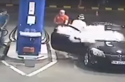 Наглый водитель не хотел тушить сигарету на заправке. Ему объяснили