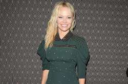 Памела Андерсон вышла в свет в зелёном мини и почти без макияжа