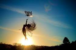 Летающие скульптуры из сказок поразили сеть