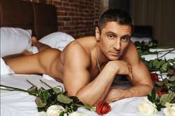 Голый и с розами: сеть взорвали фотографии обнаженного московского депутата