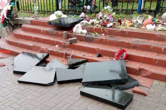В Киеве вандал разгромил памятник Небесной сотне на Институтской