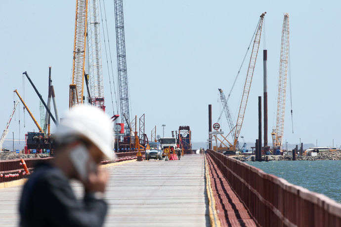 Будівництво Керченського моста обмежує прохід суден в порти Бердянська та Маріуполя