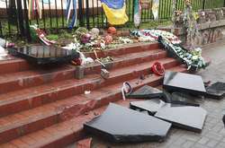 У центрі Києва вандал розтрощив пам'ятник Героям Небесної сотні (фото)