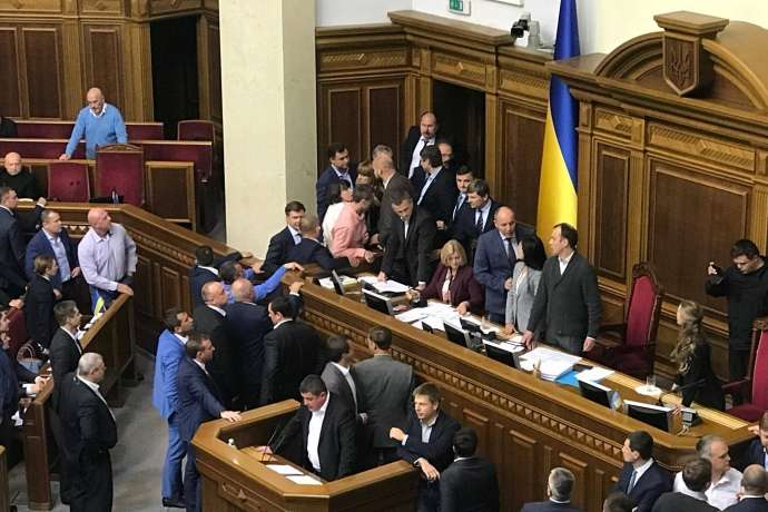 Бійка у Раді під час розгляду законопроекту щодо Донбасу