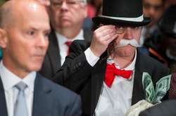 Американка пришла в Сенат США в костюме героя «Монополии»