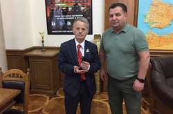 Министр обороны вручил Джемилеву именное оружие