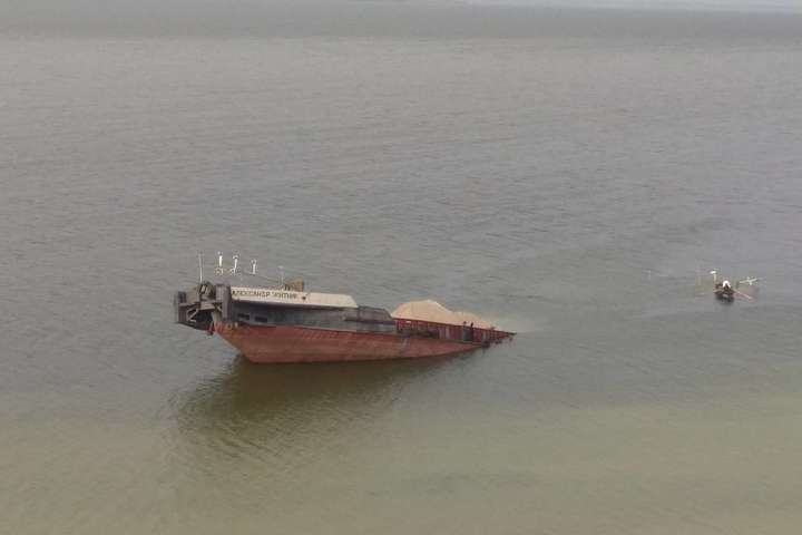 На Каховському водосховищі затонула баржа: нафтова пляма розтягнулася на 6 км