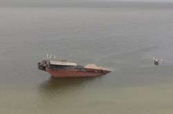 На Каховському водосховищі затонула баржа: нафтова пляма розтягнулася на 6 км
