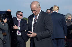 ЗМІ: телефон керівника апарату Білого дому могли зламати хакери