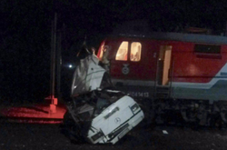 Автобус заглух посеред залізничних шляхів / MASH 