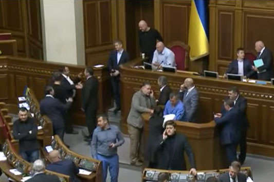 Депутати БПП і «Народного фронту» заблокували трибуну Ради