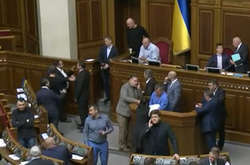 Депутати БПП і «Народного фронту» заблокували трибуну Ради