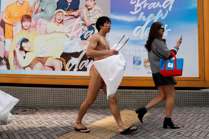 Японський патріотизм. Мешканці Токіо у спідньому прибрали вулиці міста