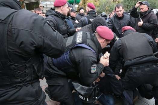Під Радою активісти побилися з поліцією