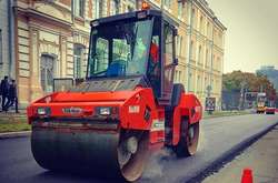 У центрі Києва комунальники проводять ремонт доріг (фото)