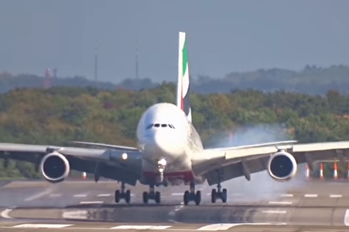 В сети появилось видео экстремальной посадки Airbus в Германии, где бушевал ураган 