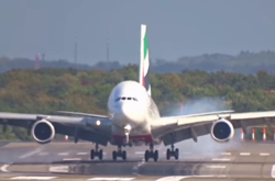 В сети появилось видео экстремальной посадки Airbus в Германии, где бушевал ураган 
