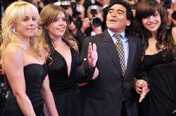 Легендарний Марадона звинуватив своїх доньок у крадіжці майже 2 мільйонів