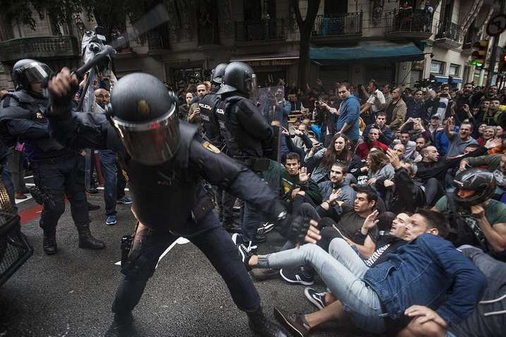 Мадрид вибачився за жорстоке побиття каталонців 