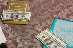 Заховала хабар в Кодексі адмінсудочинства: адвокат намагалася «домовитися» з прокурором