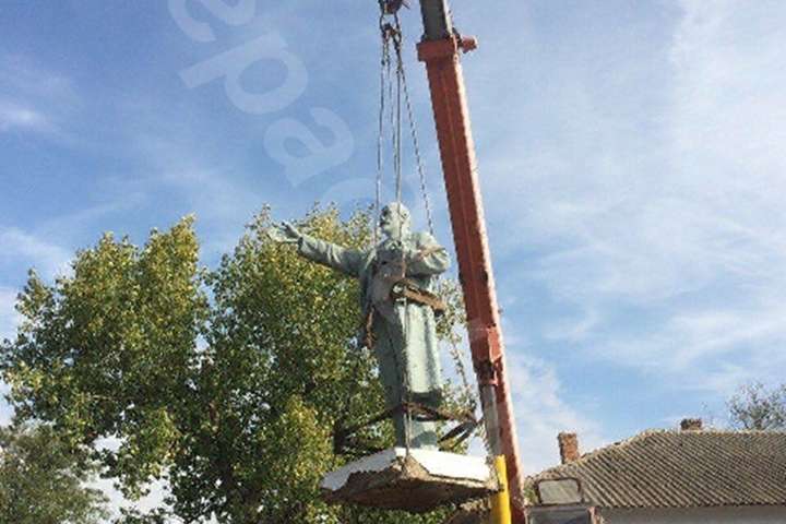 На Одещині демонтували скандальні пам’ятники Леніну та Калініну