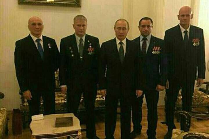 СБУ ідентифікувала «ихтамнетов», які позують на фото з Путіним