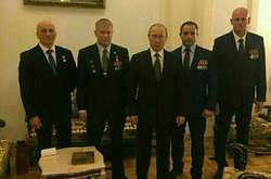 СБУ ідентифікувала «ихтамнетов», які позують на фото з Путіним